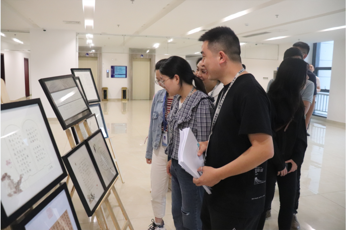 圖為：開投集團(tuán)展出優(yōu)秀獲獎作品，干部職工及家屬參觀書法作品，學(xué)習(xí)廉潔文化.png